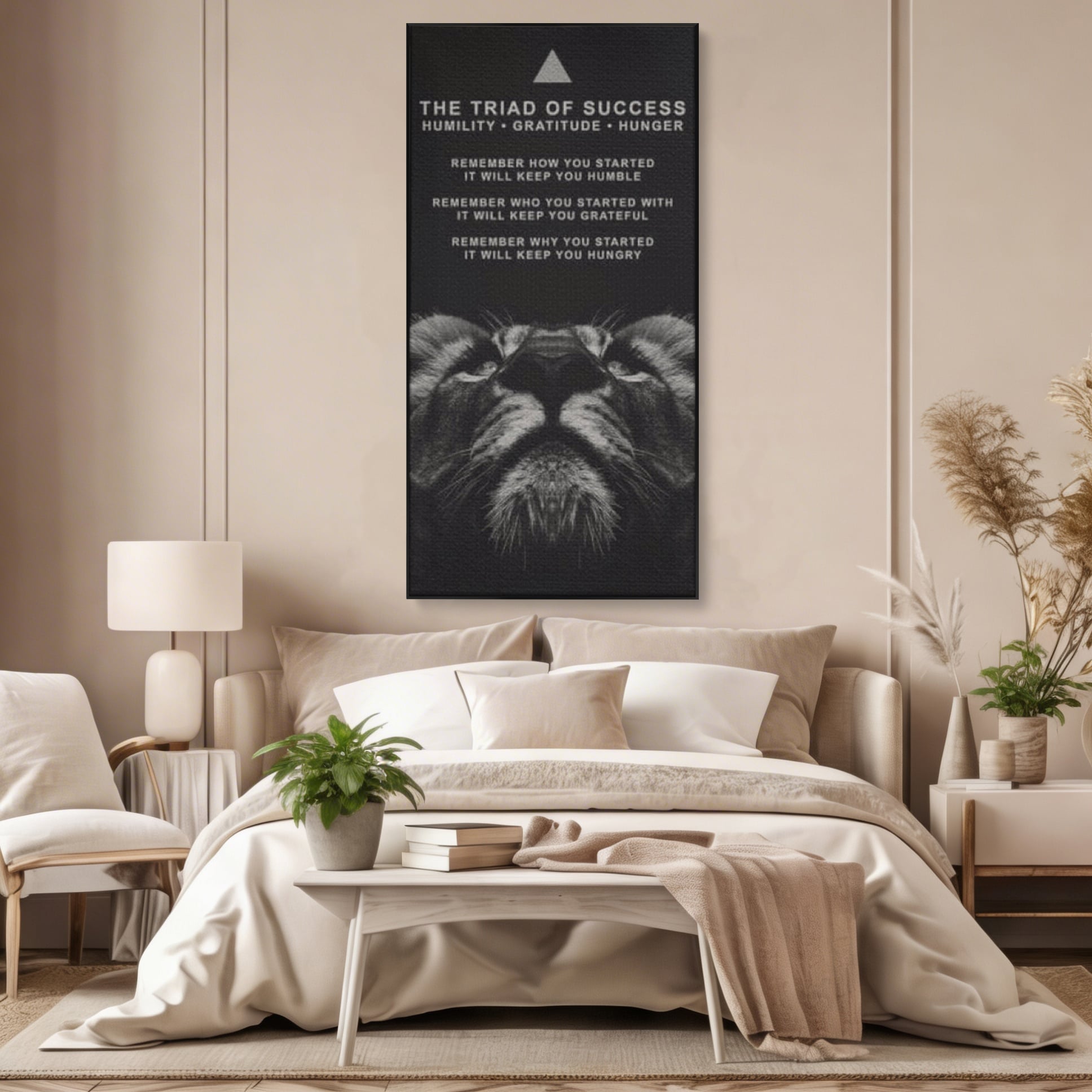Tablou canvas cu tablou motivational cu cap de leu, in rama de aluminiu negru, pe perete intr-un dormitor